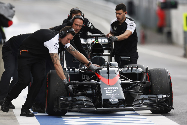 Sinnbild für die Stimmungslage bei McLaren: Fernando Alonsos Dienstwagen wird zur Box zurückgeschoben