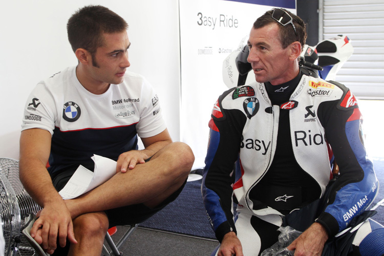BMW-Werksfahrer Leon Haslam (li.) und Troy Corser