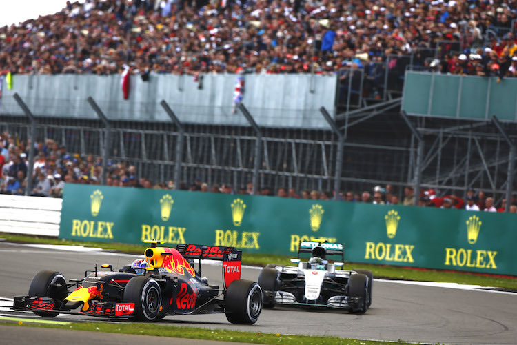 Max Verstappen vor Nico Rosberg in Silverstone 2016