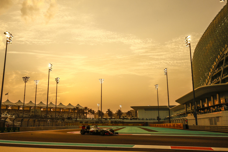 Wenn es Nacht wird über dem Yas Marina Circuit