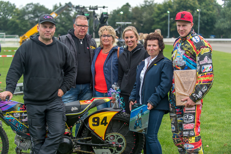 Sylvia Wollering (2.v.r.) verabschiedete Dirk Fabriek (r.), daneben Ehefrau Ilona, ihre Eltern und der Mechaniker