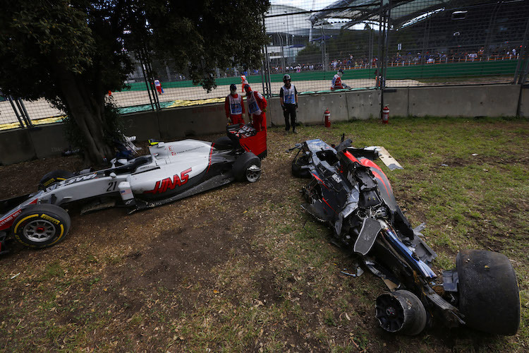 Der Haas-Renner von Esteban Gutiérrez nach dem Crash (links)