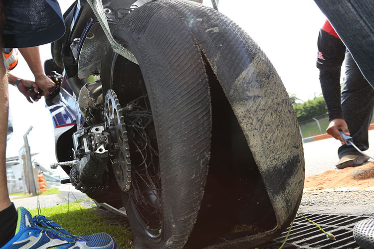 So sah der geplatzte Michelin-Hinterreifen von Loris Baz beim Sepang-Test 2016 aus