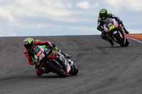 Aleix Espargaró vor seinem Widersacher Cal Crutchlow