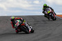 Aleix Espargaró vor seinem Widersacher Cal Crutchlow