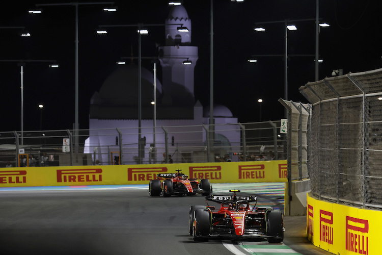 Die Ferrari-Fahrer Carlos Sainz und Charles Leclerc in Dschidda