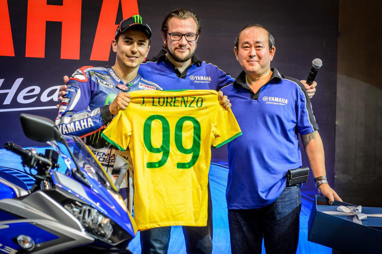 Jorge Lorenzo in Brasilien: Ein obligates Fussball-Shirt als Geschenk