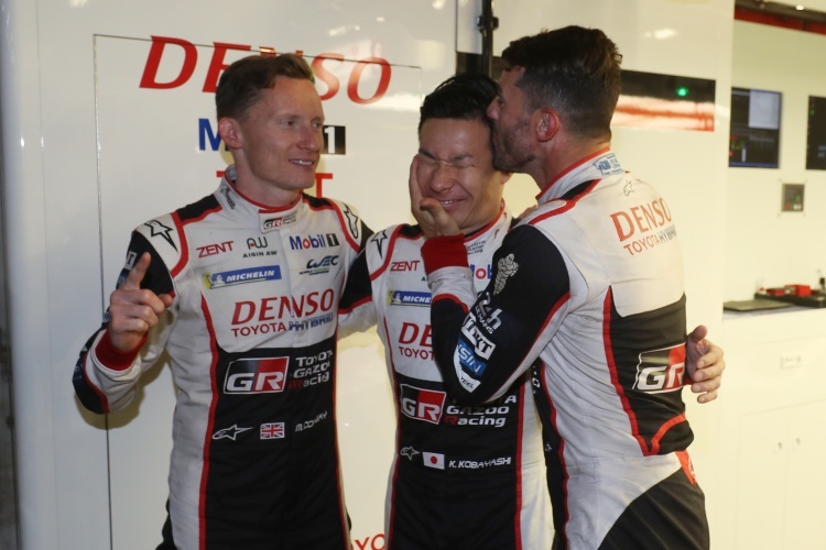 José María López (re.) beglückwünscht Kamui Kobayashi für die Pole-Position bei den 24h von Le Mans