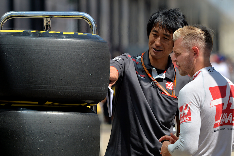 Der Reifenflüsterer von Haas: Hiroshi Tomitsuka mit GP-Star Kevin Magnussen
