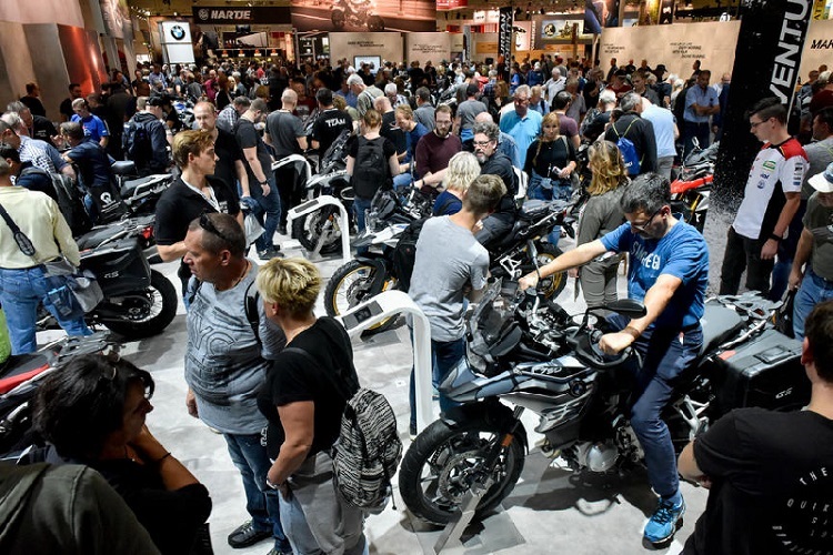 Wird es nicht mehr geben: Besucher drängen sich auf dem Messestand von BMW