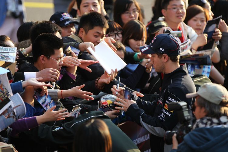 Sebastian Vettel mit Fans