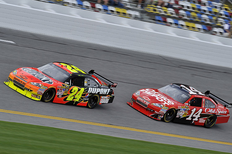 Jeff Gordon führt vor Tony Stewart