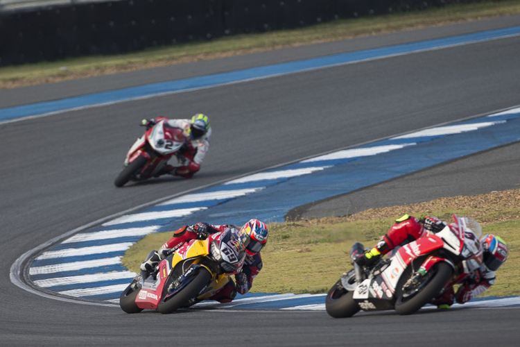 Lorenzo Savadori vor Nicky Hayden und Leon Camier