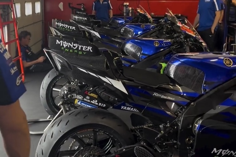 Sieben Yamaha YZR-M1 warten in der Box auf besseres Wetter