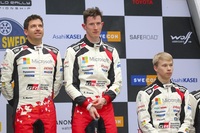 Kalle Rovanperä (r.) neben Schweden-Sieger Elfyn Evans und Scott Martin
