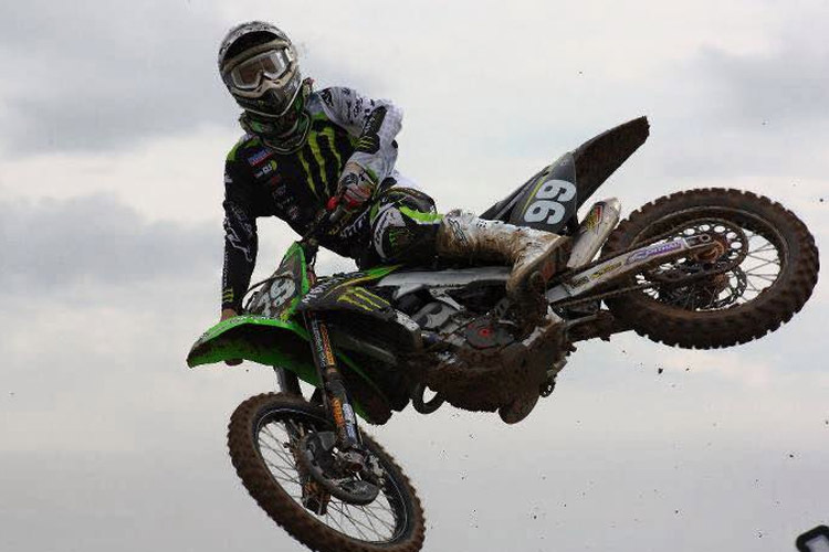 Max Anstie gewinnt den ersten Lauf in Kegums