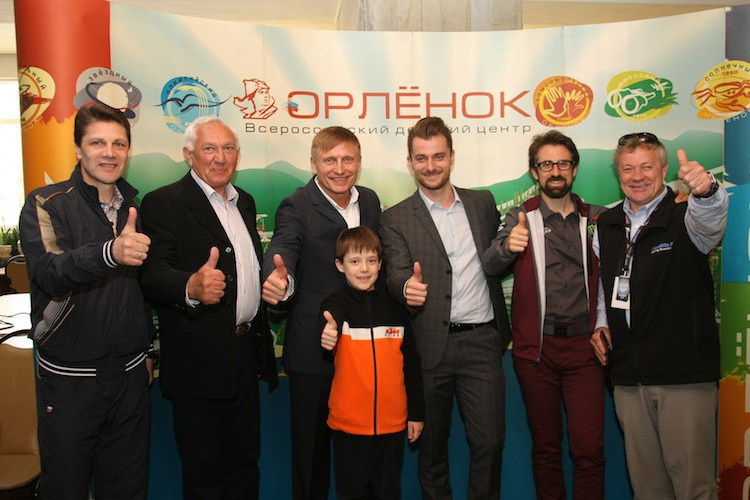 Die Youthstream-Delegation traf sich mit Vertretern der russischen Föderation in Orlyonok (3.v.r.: David Luongo)