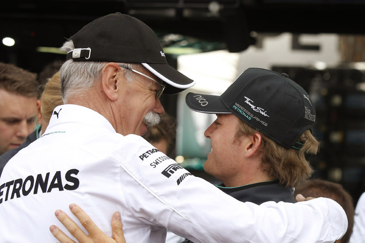 Daimler-Oberhaupt Dr. Dieter Zetsche (im Bild mit Monaco-Sieger Nico Rosberg): «Das, was wir tun, machen wir langfristig»