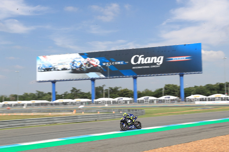 Valentino Rossi vor der Chamg-Werbung in Buriram