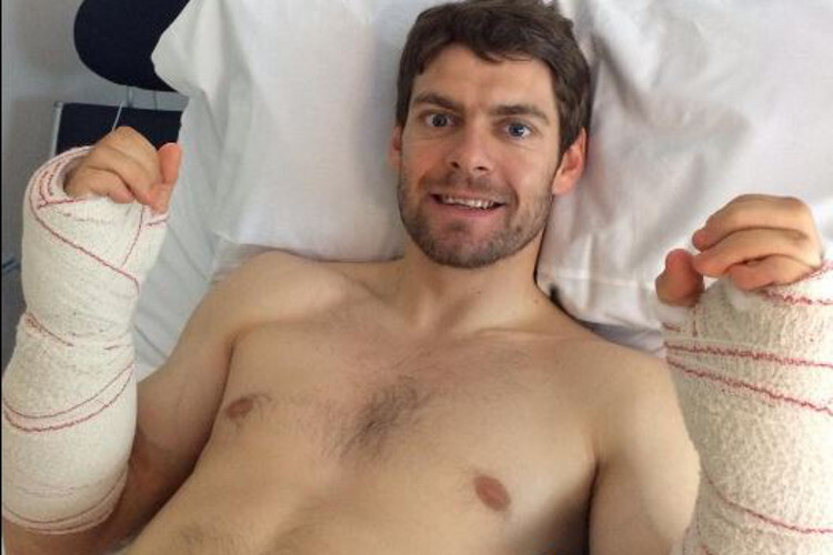 Cal Crutchlow nach der Operation an beiden Unterarmen