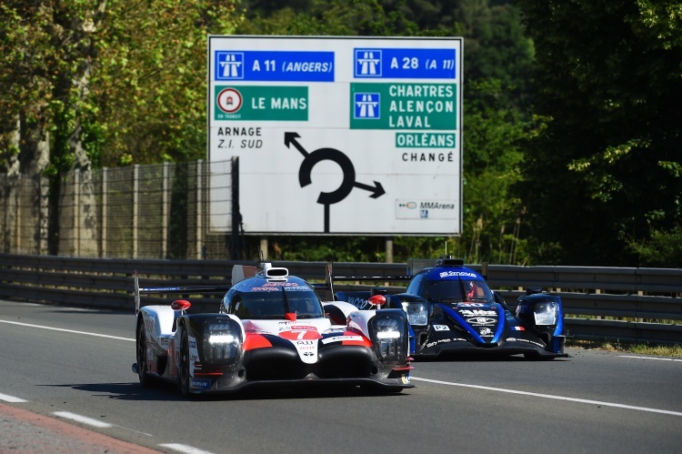 Der Toyota TS050 Hybrid auf der Strecke von Le Mans