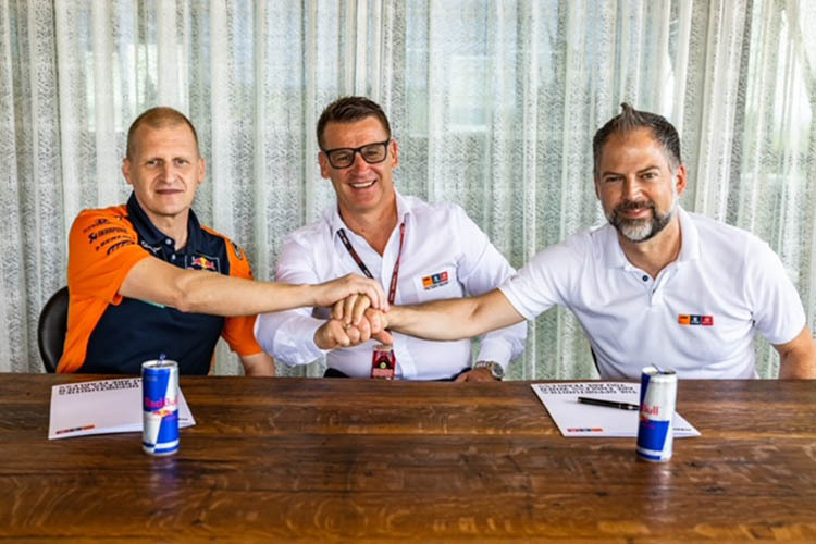 Bleiben vereint: Aki Ajo mit den KTM-Managern Pit Beirer und Jens Hainbach