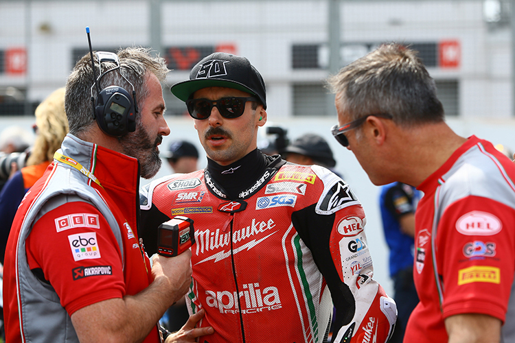 Eugene Laverty (Mitte) mit Teamchef Shaun Muir (re.)