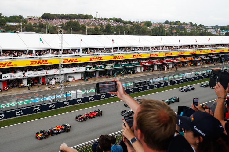 Start: Verstappen vor Sainz