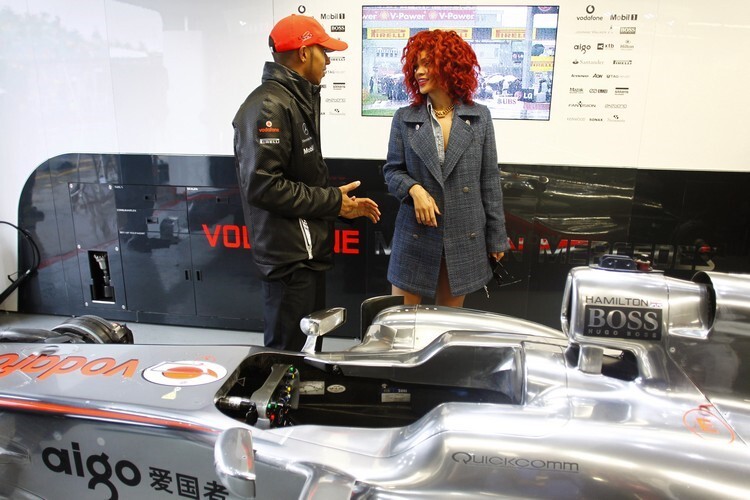 Die beiden kennen sich schon länger: Rihanna 2011 bei einem Besuch beim damaligen McLaren-Piloten Hamilton