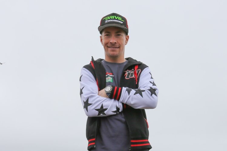 Nicky Hayden hat die Gehhilfen schon längst beiseite gestellt