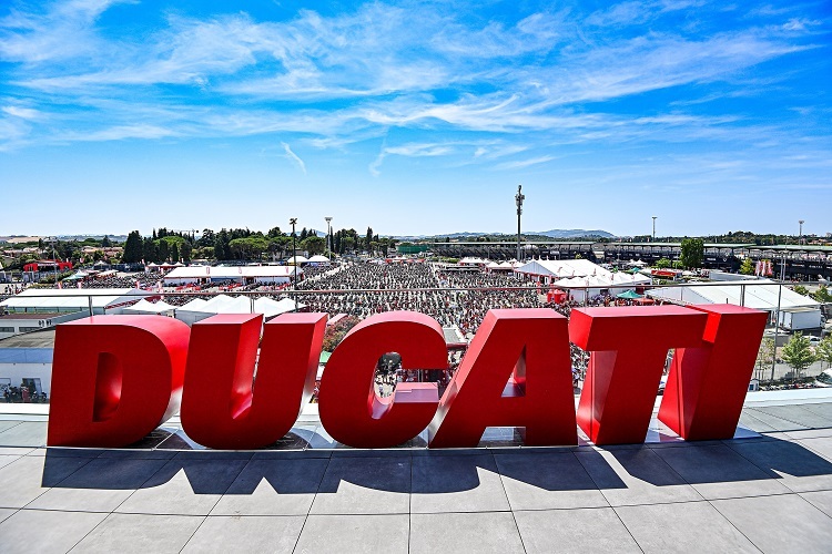 World Ducati Week 2024: Die Welt ist Rot und dreht sich dank der Energie von Verbrennungsmotoren 
