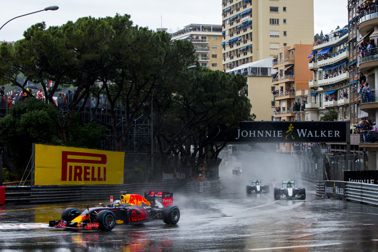 Zu Rennbeginn führte Daniel Ricciardo das Rennen noch vor Lewis Hamilton an
