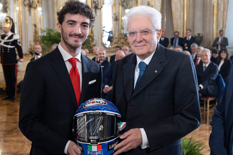 Bagnaia mit Spezialhelm bei Präsident Mattarella