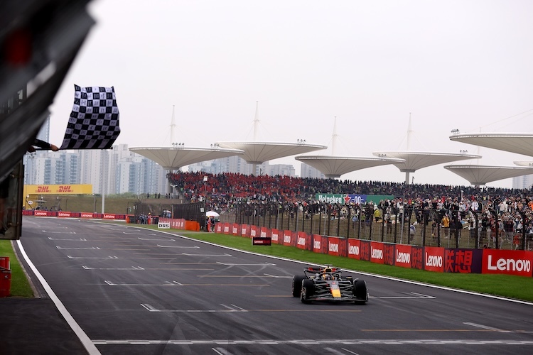 Max Verstappen holte sich nach dem Sprint-Sieg auch den ersten Platz im China-GP