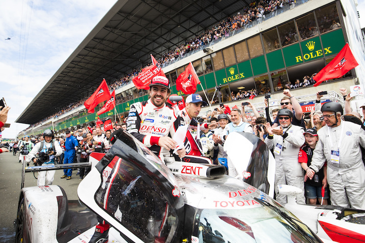  Feierlaune beim Toyota-Trio: Fernando Alonso geniesst den Le-Mans-Triumph