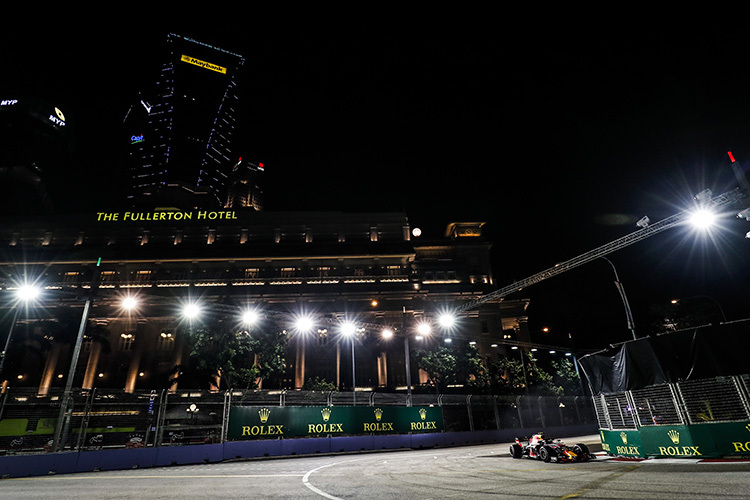 Max Verstappen zischt durch die Nacht