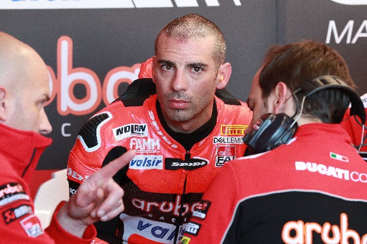 Ratlose Gesichter bei Aruba Ducati: Die Panigale R von Marco Melandri gerät auf Geraden ins schlingern