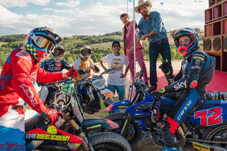 Jovanotti und Morandi besuchten die VR46-Fahrer Manzi (links) und Bezzecchi