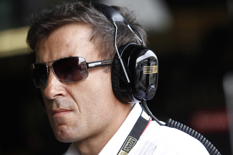 Lotus-Berater Alesi schaut genau hin