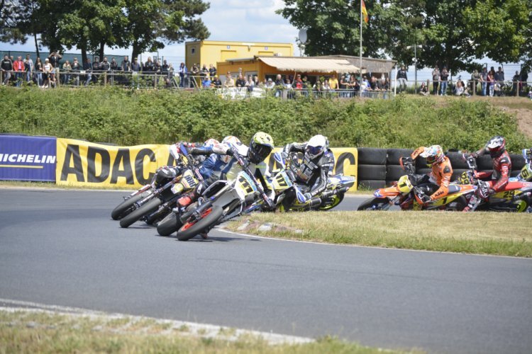 Der SuperMoto IDM-Auftakt in Schaafheim war gut besucht