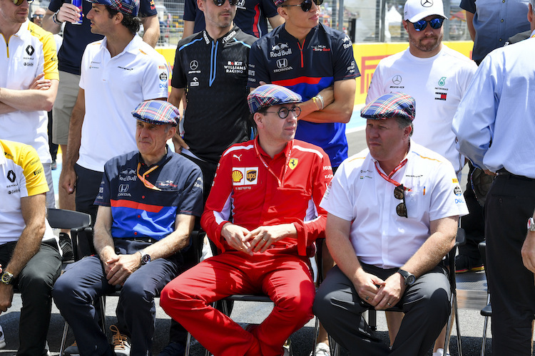 Mattia Binotto (in Rot) vor dem Start