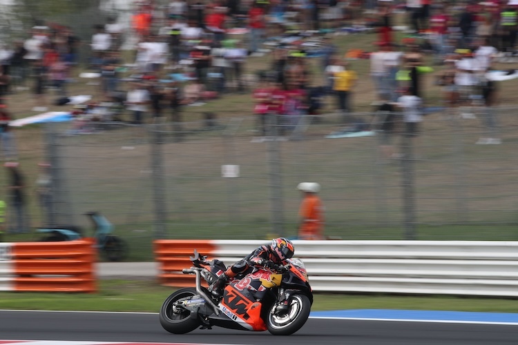 Brad Binder auf der verstümmelten KTM RC16