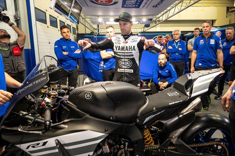 Niccolo Canepa (li) verfolgte den ersten Yamaha-Arbeitstag von Jonathan Rea aus der ersten Reihe