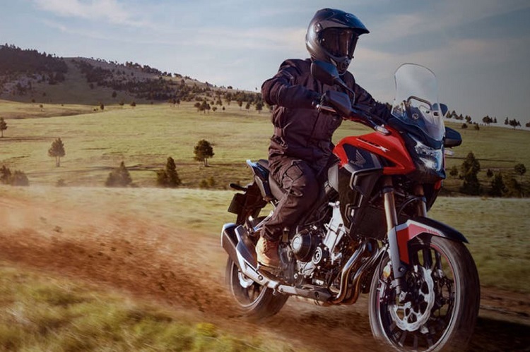 Honda CB500X: Mit Gussrädern und eher mittelprächtigen Federwegen nicht fürs ganz grobe Abenteuer gedacht