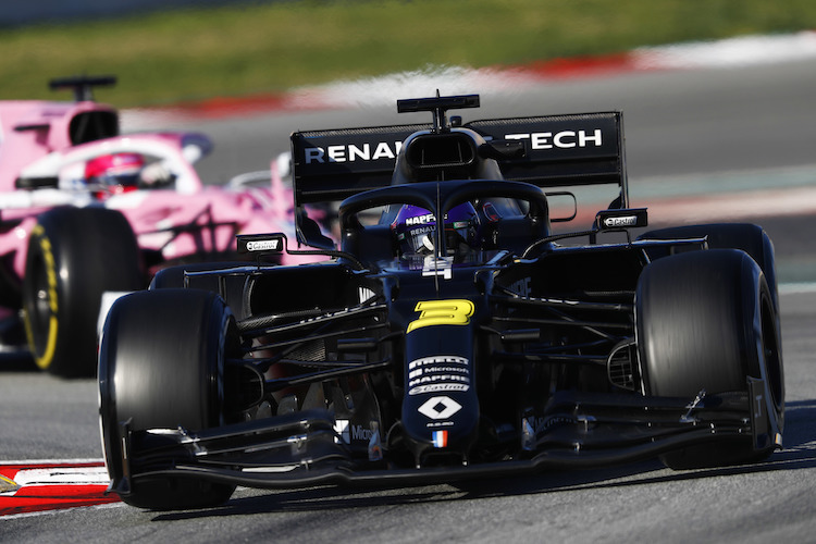 Daniel Ricciardo (Renault) in Spanien vor einem der starken Racing-Point-Renner