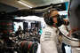 Vorne die Renningenieure Peter Bonnington (Hamilton) und Riccardo Musconi (Bottas), hinten warten die Mechaniker auf ihren Einsatz