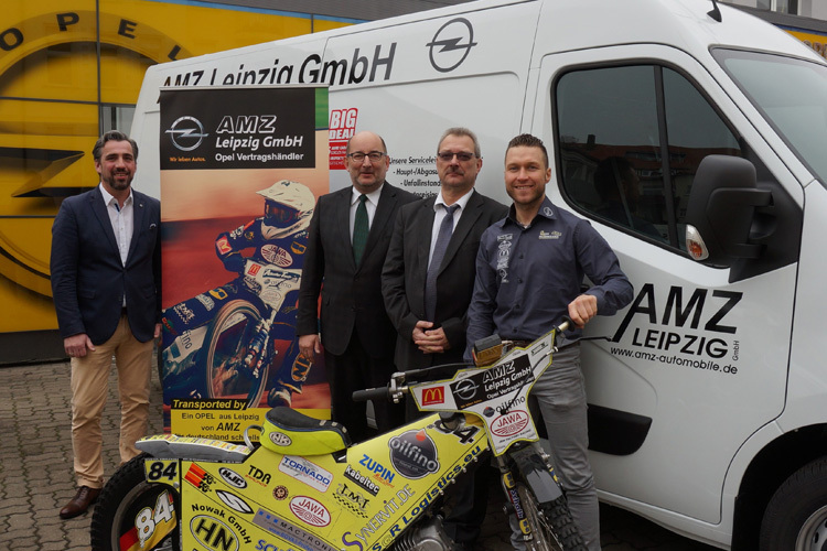 Martin Smolinski mit seinem neuen Renntransporter