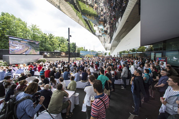 Public Viewing der 24h im Porsche Museum