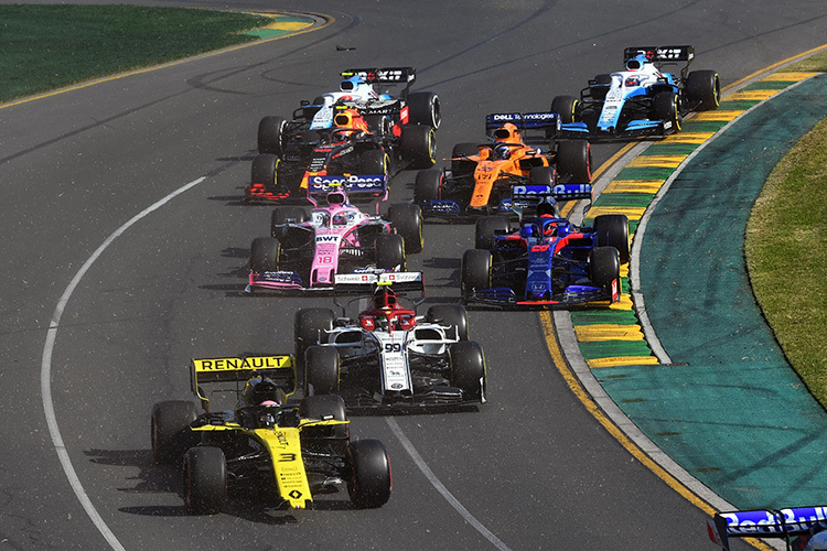 Daniel Ricciardo kurz nach dem Start ohne Frontflügel