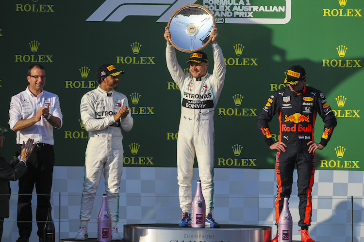 Lewis Hamilton applaudiert Australien-Sieger Valtteri Bottas